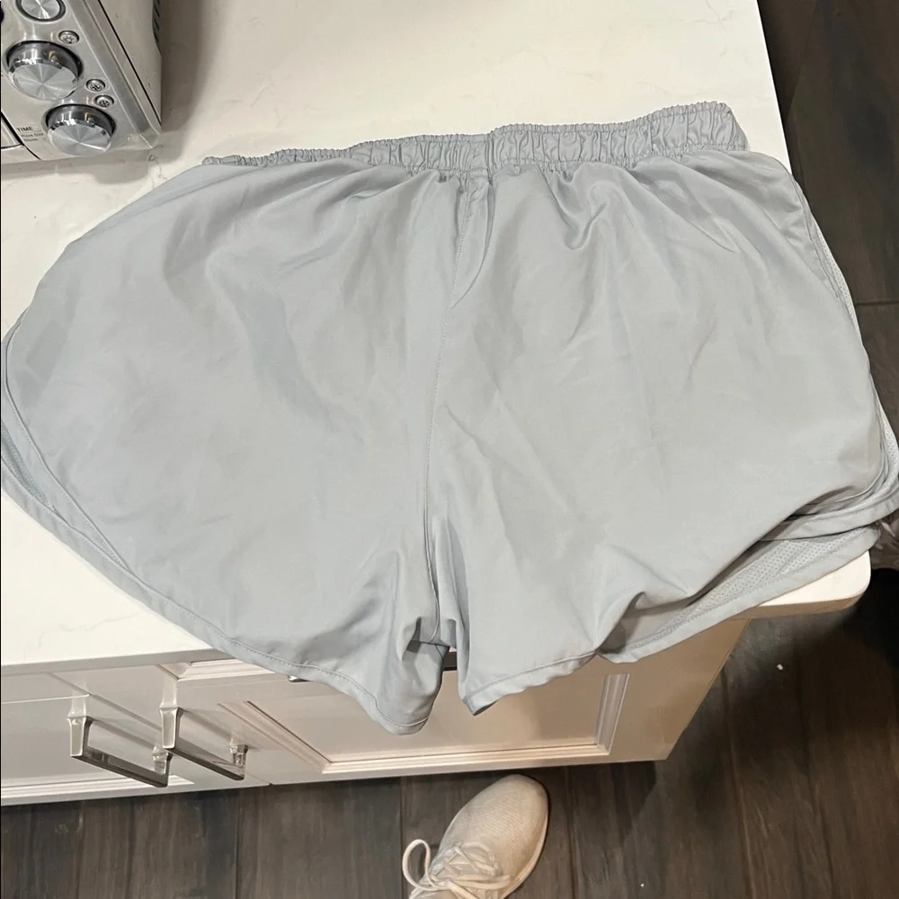 Nike Women's Light Gray Athletic Shorts Size M - Picture 3 of 6